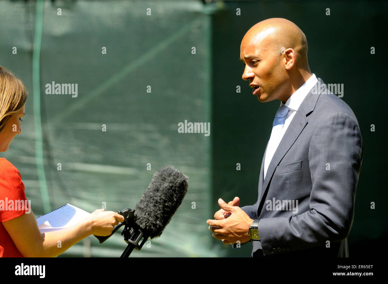 Chuka Umunna MP (Labour, Streatham) interviewt am College Green nach Mai 2015 Zustand-Öffnung des Parlaments. Stockfoto