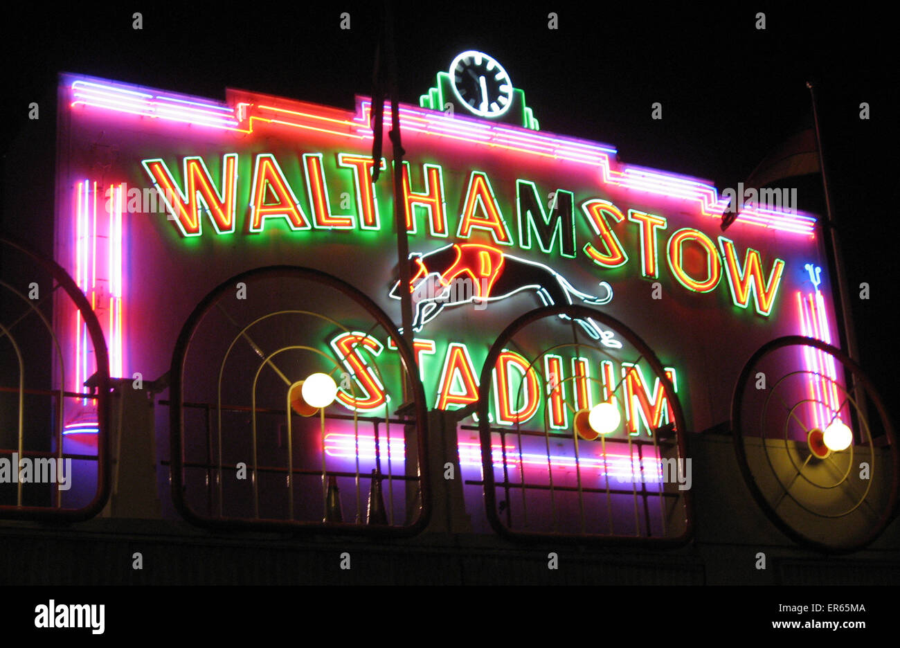 Berühmt für seine Windhund-Rennstrecke, Walthamstow Stadium in 1933 eröffnet. Mit einer unverwechselbaren rosa und grün neonbeleuchteten Fassade wurde das Stadion eines der bekanntesten Wahrzeichen der Hauptstadt. Sinkende Gewinne und Anwesenheiten zwang die Chandler-Familie Stockfoto