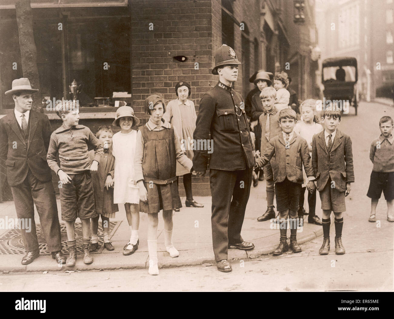Londoner Polizist und Kinder Stockfoto