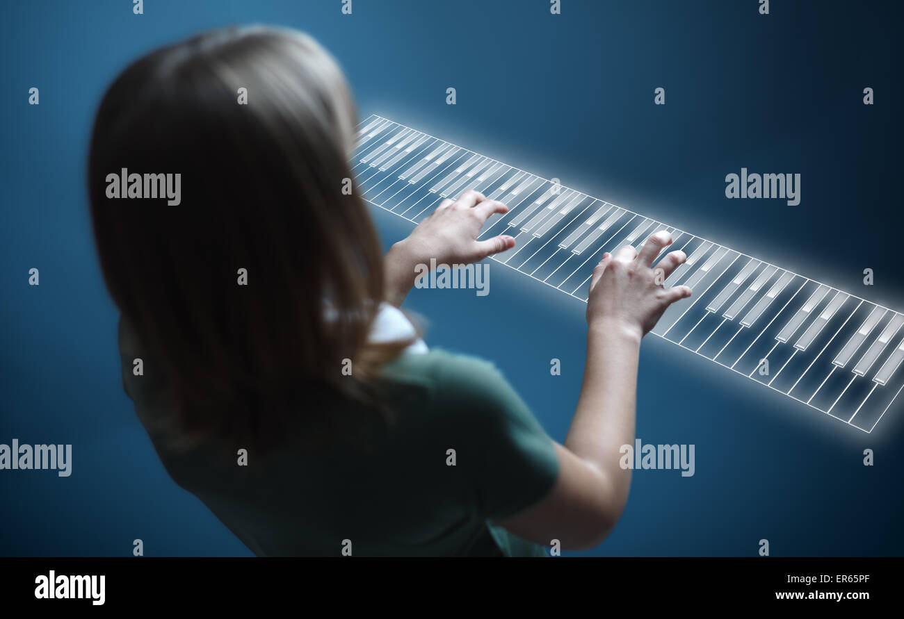 Junge Mädchen spielen Musik auf virtuellen Klavier-Tastatur Stockfoto