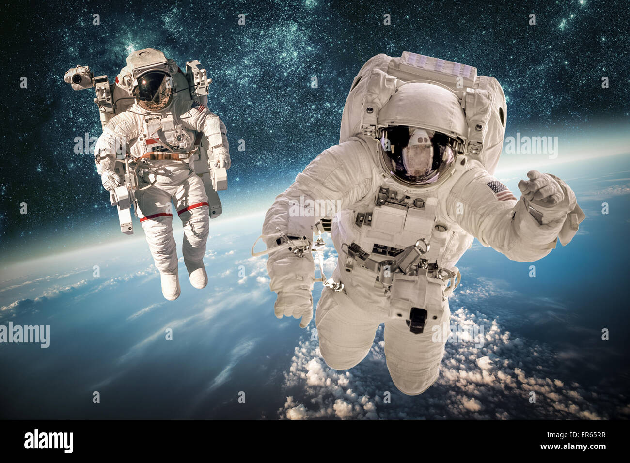 Astronaut im Weltraum vor dem Hintergrund des Planetenerde. Elemente des Bildes von der NASA eingerichtet. Stockfoto