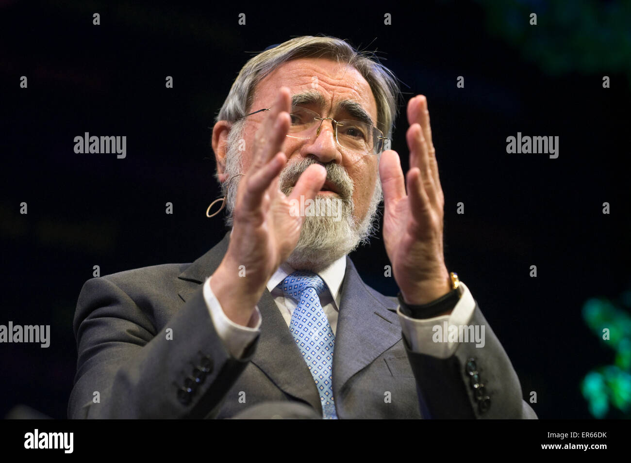 Rabbi Jonathan Sacks sprechen auf der Bühne Hay Festival 2015 Stockfoto