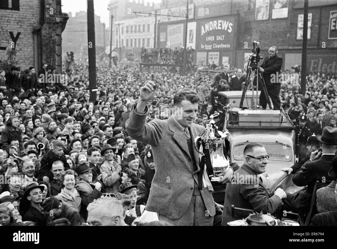 Das Derby County-Team mit den FA-Cup-Trophäe nach ihrem Sieg über Charlton Athletic im Finale im Wembley-Stadion nach Hause. Bild zeigt: Derby captain Jack Nicholas Angeberei He Trophäe. 1. Mai 1946. Stockfoto