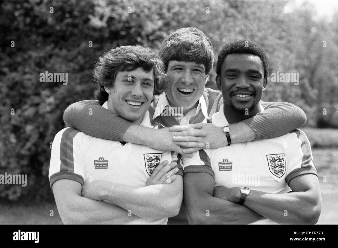 Emlyn Hughes mit Englands caps neu Kenny Sanson und Laurie Cunningham 22. Mai 1979 Stockfoto