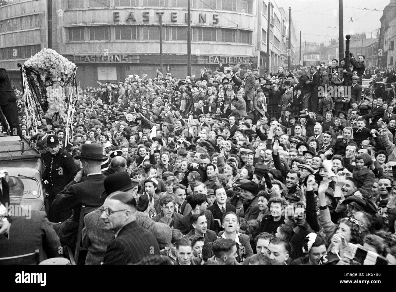 Das Derby County-Team mit den FA-Cup-Trophäe nach ihrem Sieg über Charlton Athletic im Finale im Wembley-Stadion nach Hause. Bild zeigt: Teil der riesigen Menge jubeln ihre Helden in den Straßen von Derby. 1. Mai 1946. Stockfoto