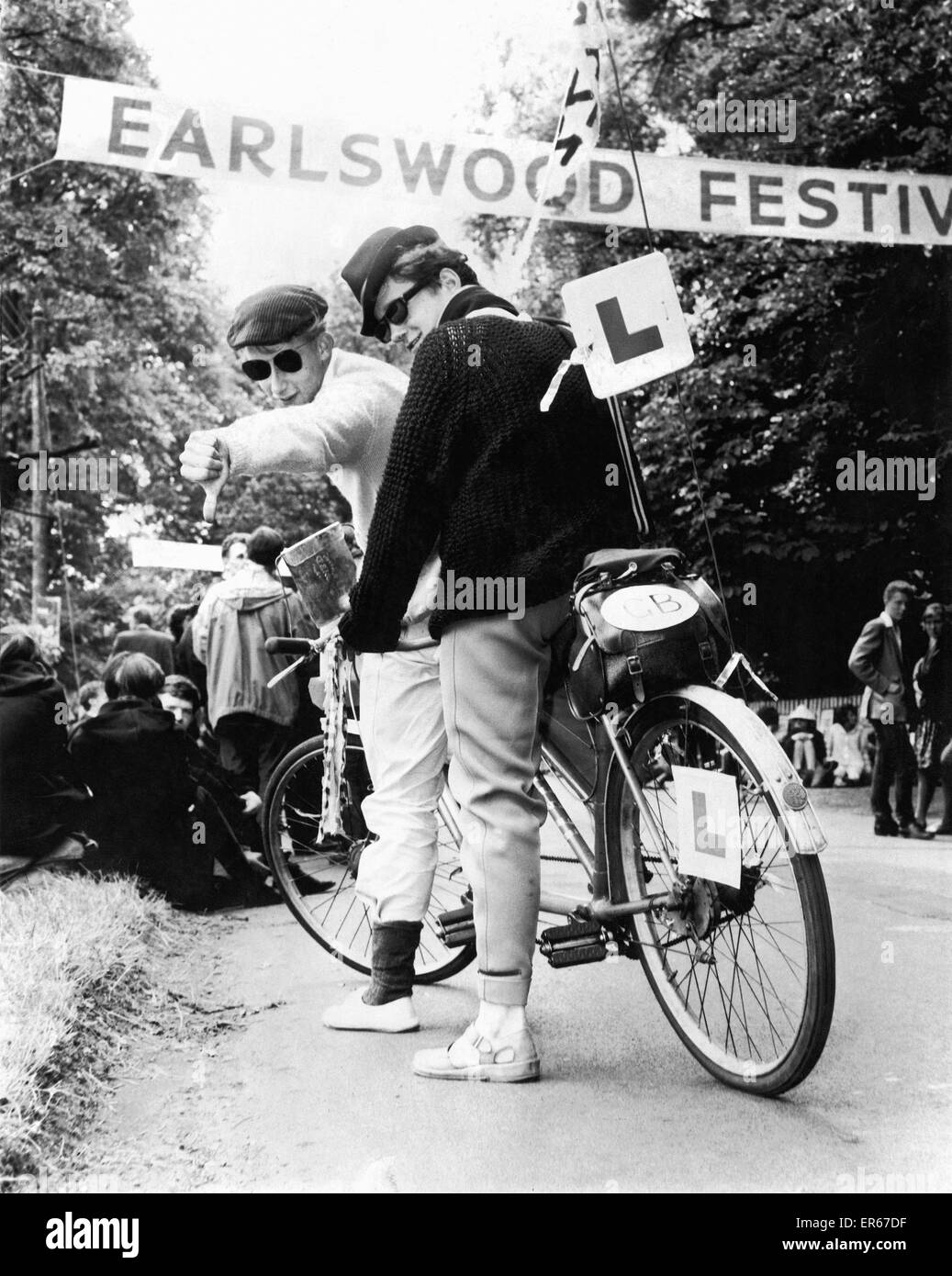 Party Gänger an der Earlswood Holz Jazz Festival Fulford Hall Birmingham. Die hochkarätig besetzte Veranstaltung wurde im Hause Stadtrat Rob Pryke, besser wissen als "Banana King." Juli 1962 Stockfoto