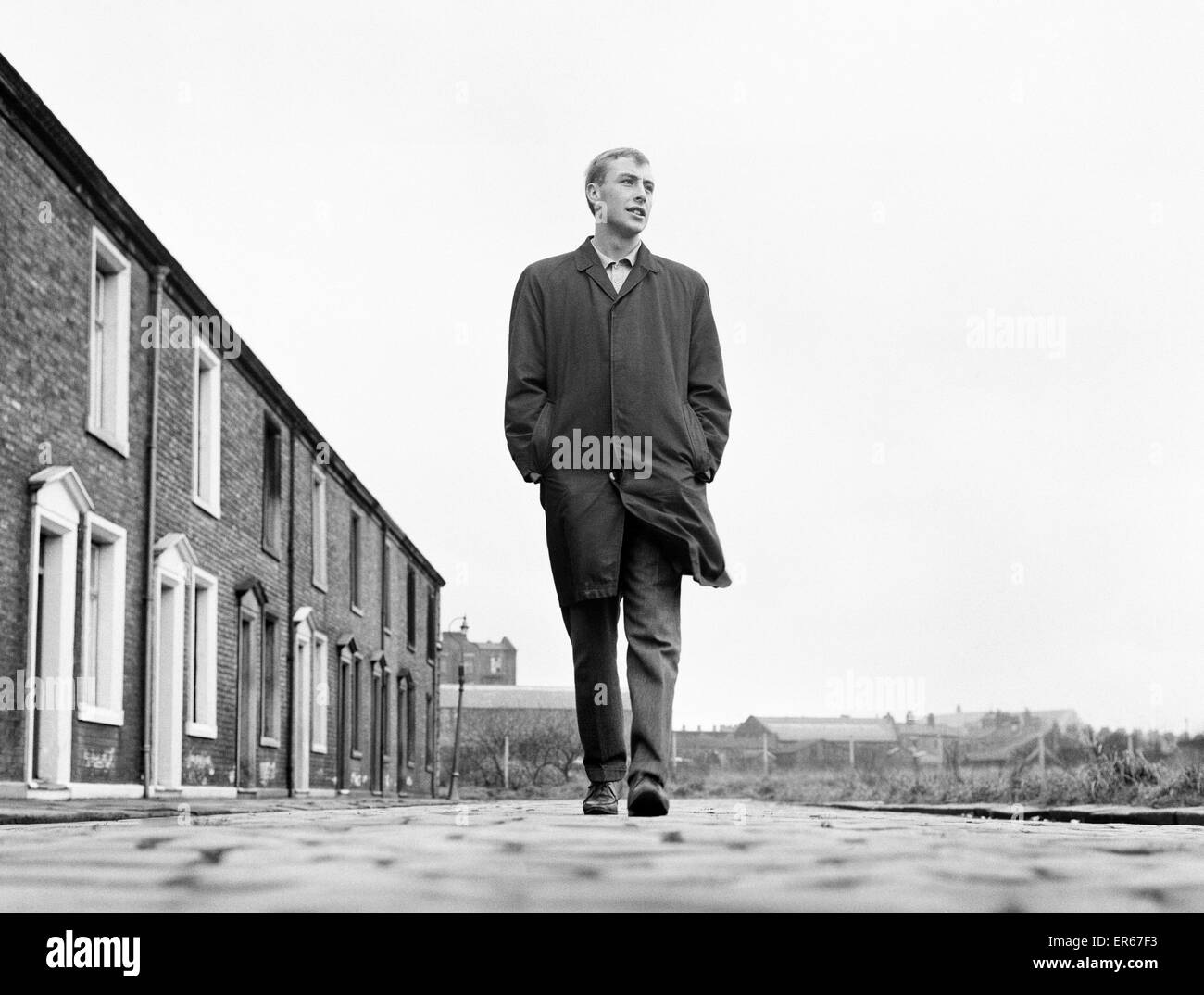 Blackburn Rovers weiterleiten John Byrom auf der Straße wo er John Bright Straße in Blackburn, auch lebt, die Straße von dem berühmten vorwärts Fred Pickering lebte. Dezember 1964. Stockfoto