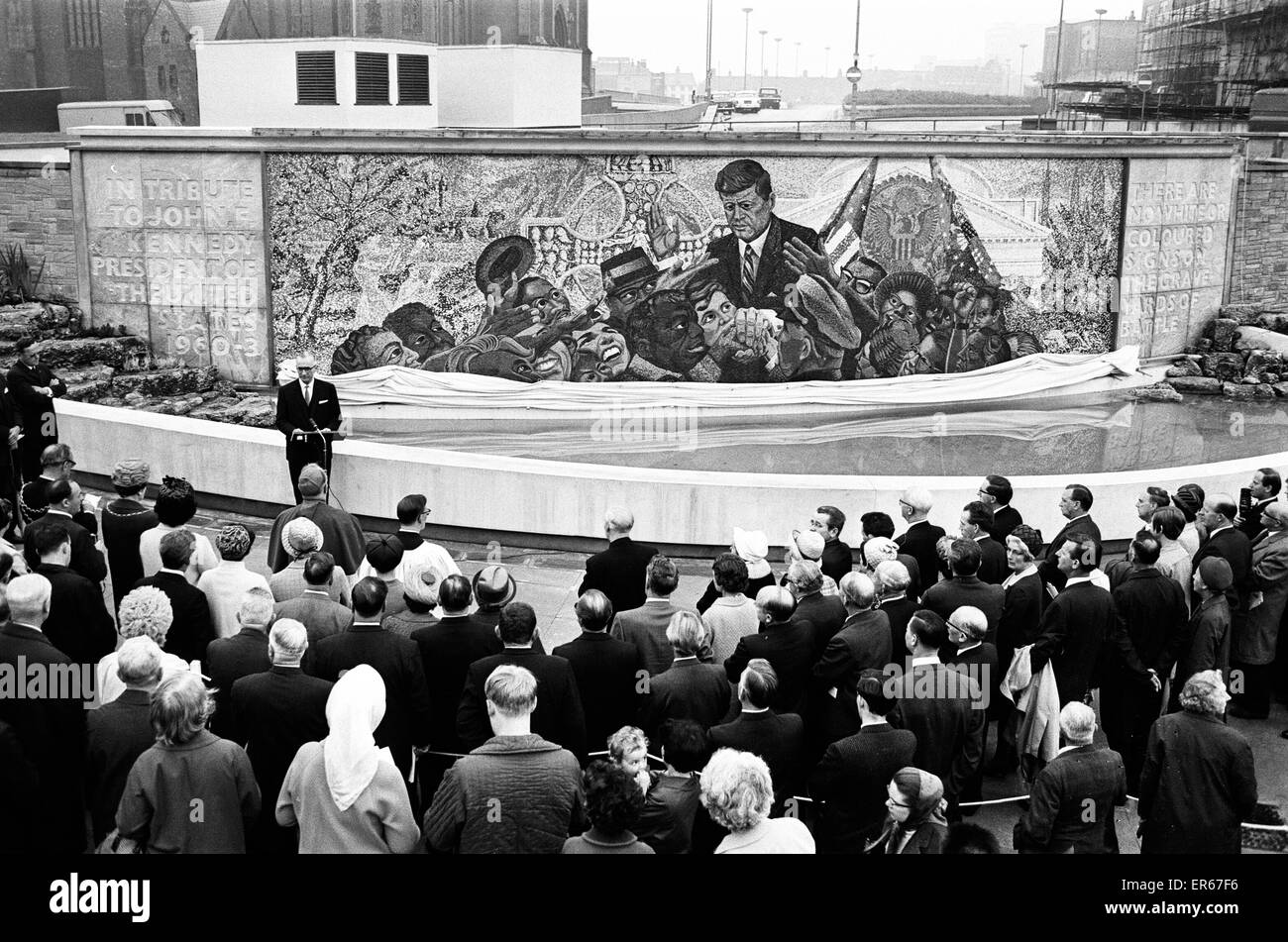 Enthüllung von Präsident Kennedy 160.000 Stück Denkmal Mosaik, gelegen in Kennedy Gärten, St Chad Zirkus, Birmingham. Designed by Kenneth Budd. Enthüllt 8. Juli 1968. Stockfoto