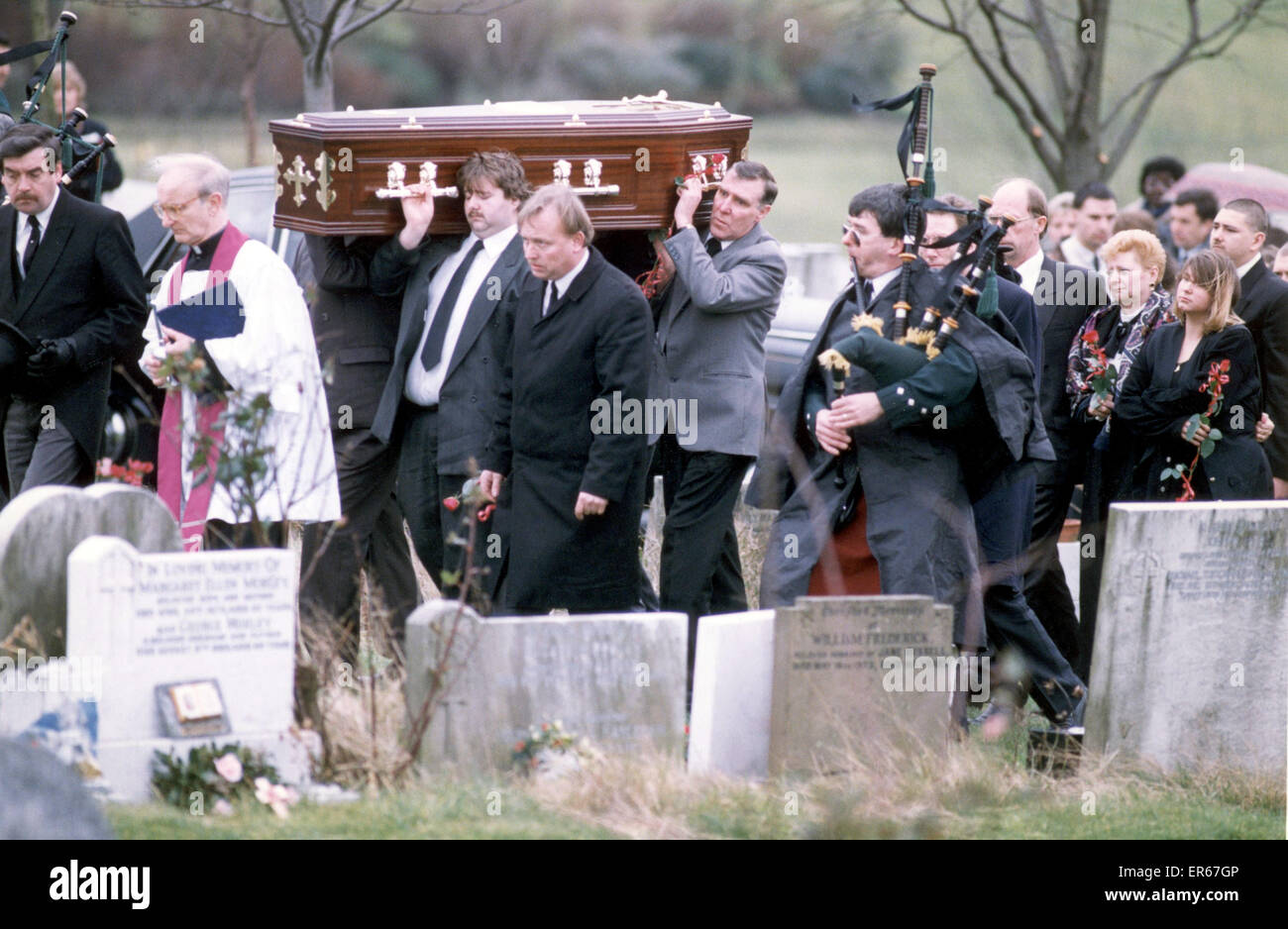 Suzanne Cappers Beerdigung auf Blackley Friedhof. Ihr Sarg erfolgt durch den Friedhof zu seiner letzten Ruhestätte gefolgt von ihrer Mutter Frau Elizabeth Capper und Familie und Freunde. 18. Januar 1993 Stockfoto