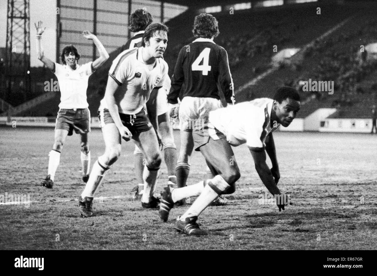 England 1-0 Schottland unter 21 Spiel auf Bramall Lane, Sheffield, 27. April 1977. Laurie Cunningham, wird der erste schwarze Spieler auf jeder Ebene ein England-Trikot tragen. Abgebildete scoring Ziel, eine Leitung Gewinner von Teamkollegen Keith Bertschin beobachtet. Stockfoto