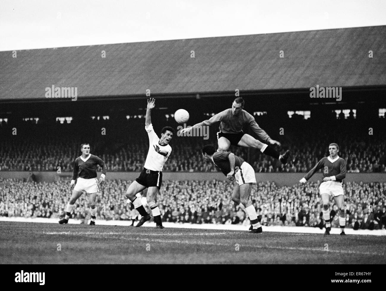 Englische League Division Two match bei Ayrseome Park. Middlesbrough 2 V Rotherham United 2. Rotherham Torwart Ron Ironside Leps ins Geschehen entfernt einen Angriff von Harold Kirk Punsch.  9. September 1963. Stockfoto