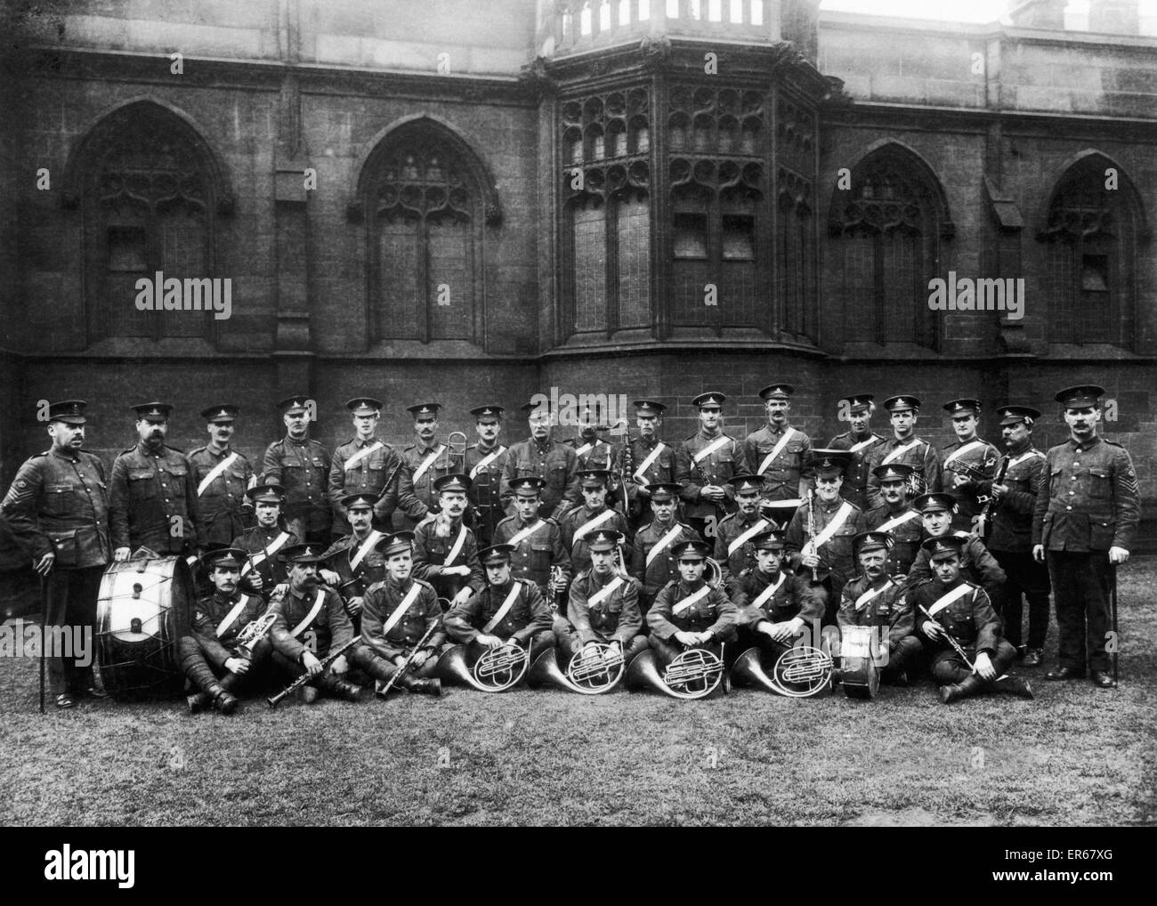 Mitglieder von der 2. Osten Lancaster Royal Field Artillery stellen bei Ardwick 1915 vor der Reise nach Frankreich Stockfoto