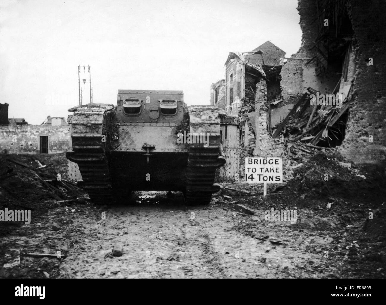 Ein Panzer, der seinen Weg an die Front in der Schlacht von Cambrai 21. November 1917 Stockfoto
