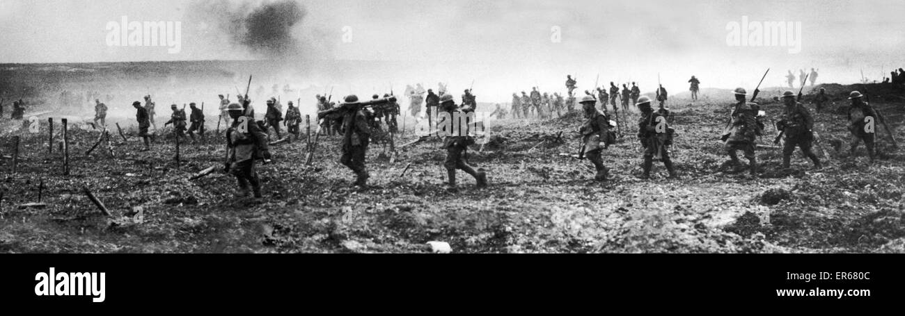 Die Einnahme von Vimy Ridge Ostern Montag, 9. April 1917. Kanadische Truppen gesehen hier voran über kein Niemandsland und durch die deutsche Stacheldraht während unter Feuer. Stockfoto