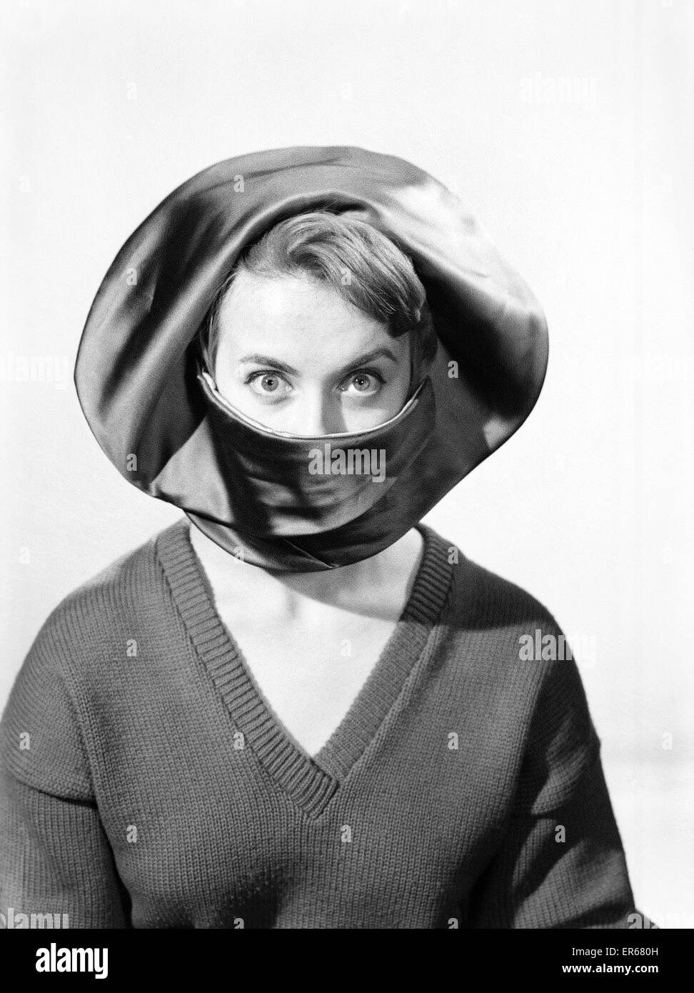 Kleidung: Mode: Hüte: Frau Hut einstellbar. Modell: Janice Vennear. 1955 B952-003 Stockfoto