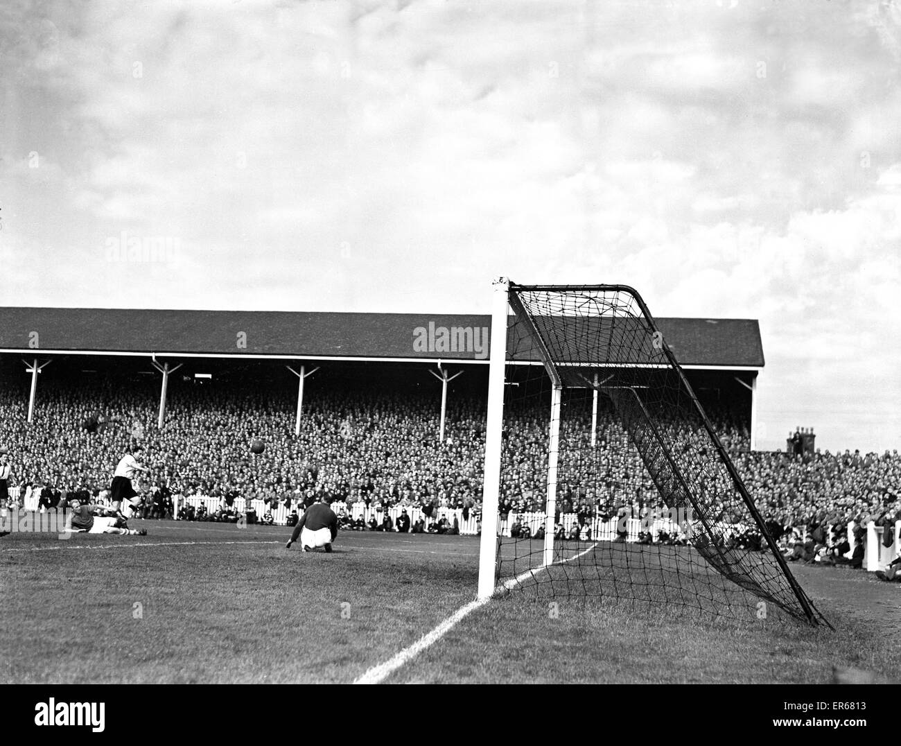 Englische League Division One Match bei Meadow Lane. Notts County 2 V Nottingham Forest 2. Tommy Lawton in Aktion für Notts County. 15. September 1951. Stockfoto