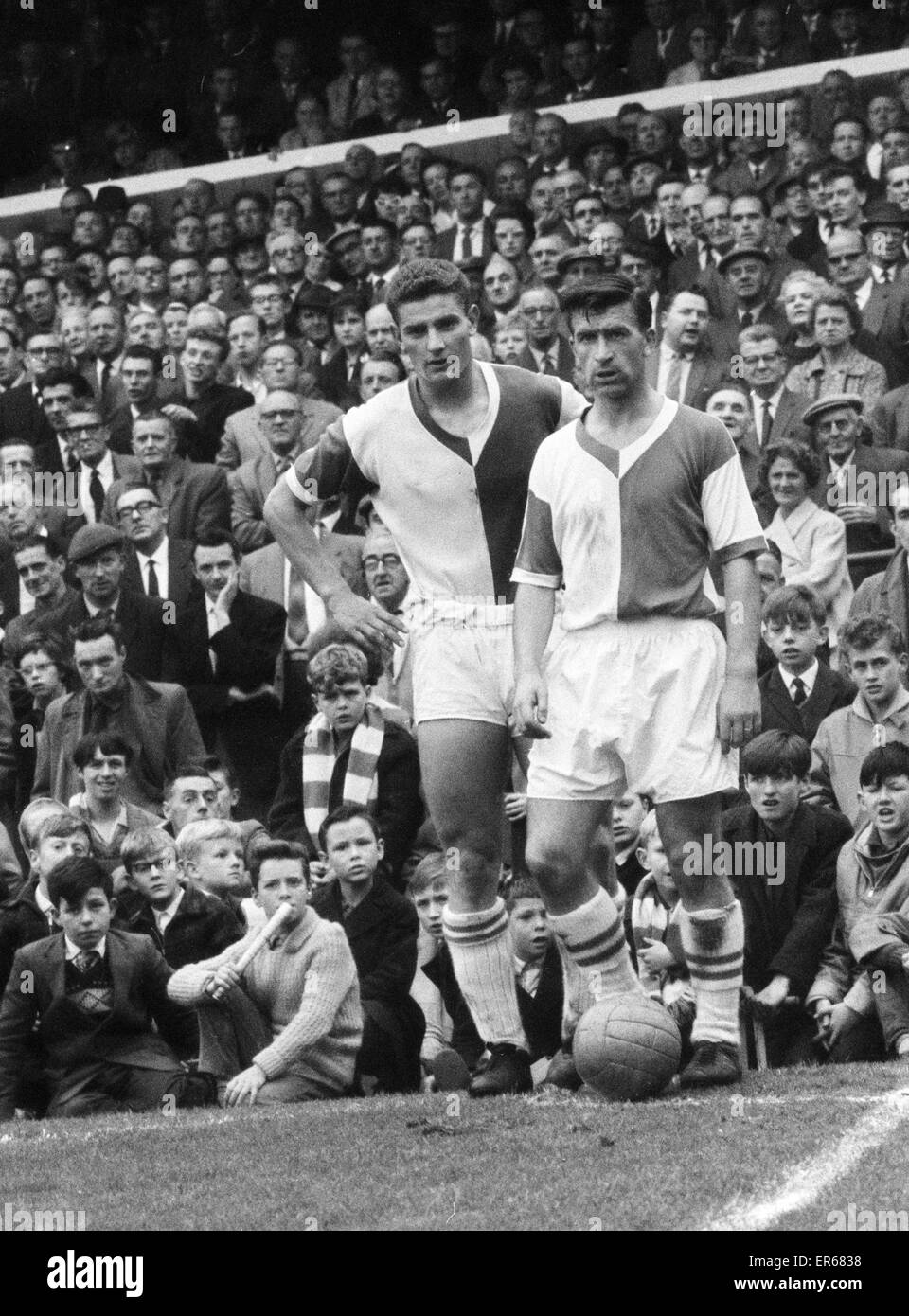 Englische League Division One Match im Ewood Park. Blackburn Rovers 1 V Stoke City 0. Blackburn Flügelspieler Michael Harrison und Bryan Douglas warten, eine Ecke zu nehmen.  21. September 1963. Stockfoto