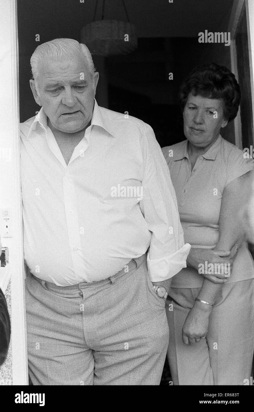 Kenneth Drury, ehemaliger Polizeichef, im Bild mit Frau Joan, zu Hause in Sidcup, Kent, nachdem er Ford offenen Gefängnis, Sussex, 3. September 1979 verlässt. Im Juli 1977 wurde Drury fünf Grafen von Korruption überführt und für acht Jahre ins Gefängnis. Stockfoto