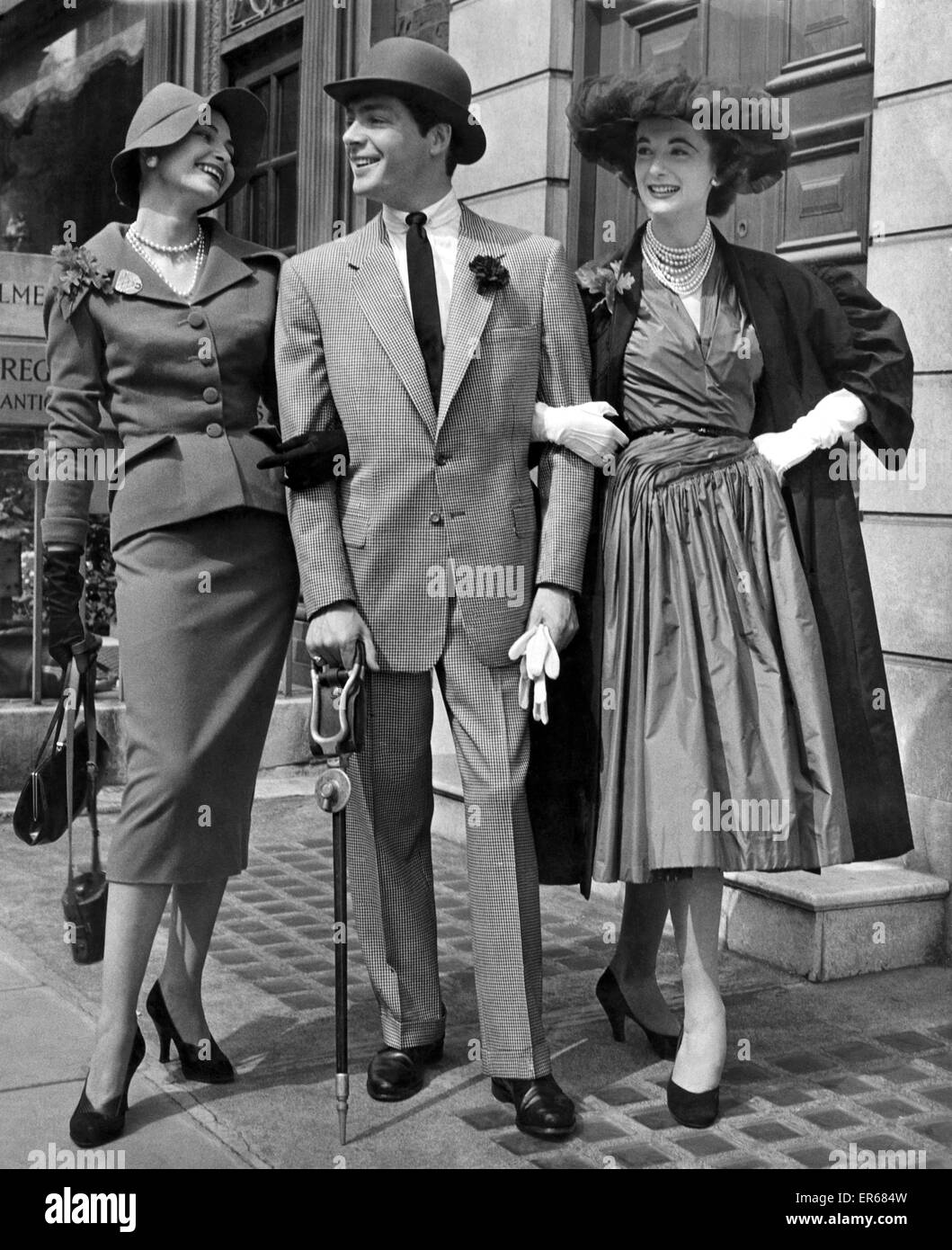 Kleidung: Mannequins: ansteht, wie eine starke Mode favortie diesjährigen Ladies Day in Epsom für die Eichen. Zum ersten Mal bei einer Rennveranstaltung in diesem Land wird jedes Mitglied von der integriert Society of London Fashion Designers vertreten Stockfoto
