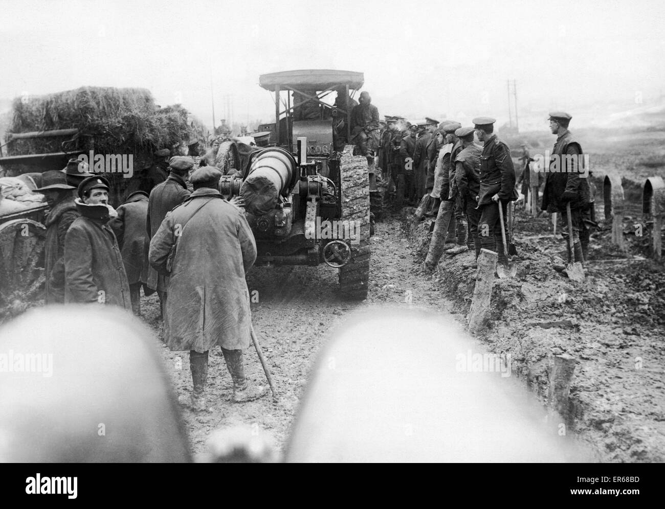 Die Straße von aus Auchonvillers nach Beaumont-Hamel verstopft mit Transporten und schwere Artillerie in der Schlussphase der Somme-Kampagne. Beachten Sie die deutschen Gräbern auf der rechten Seite der Straße November 1916 Stockfoto