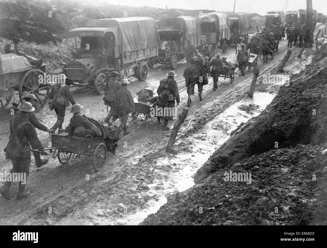 Mitglieder des Middlesex Regiment gesehen hier wieder aus den Schützengräben im strömenden Regen während der Somme-Kampagne. Die Schlacht an der Somme dauerte vom 1. Juli bis 18. November 1916 und den Alliierten einige 420.000 Opfer Kosten. Das Middlesex Regiment hatte m Stockfoto