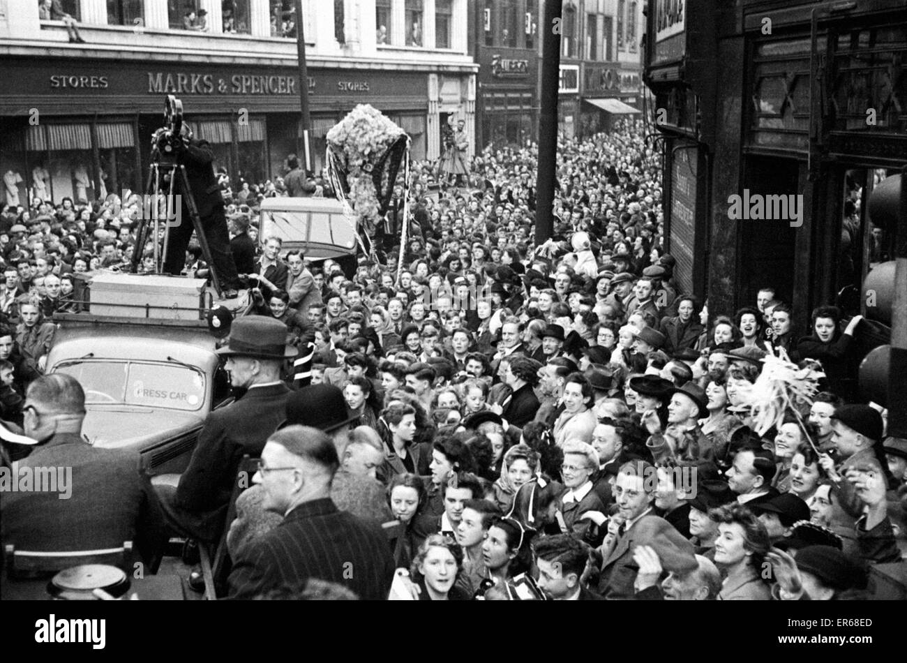 Das Derby County-Team mit den FA-Cup-Trophäe nach ihrem Sieg über Charlton Athletic im Finale im Wembley-Stadion nach Hause. Bild zeigt: Derby captain Jack Nicholas Angeberei He Trophäe. 1. Mai 1946. Stockfoto