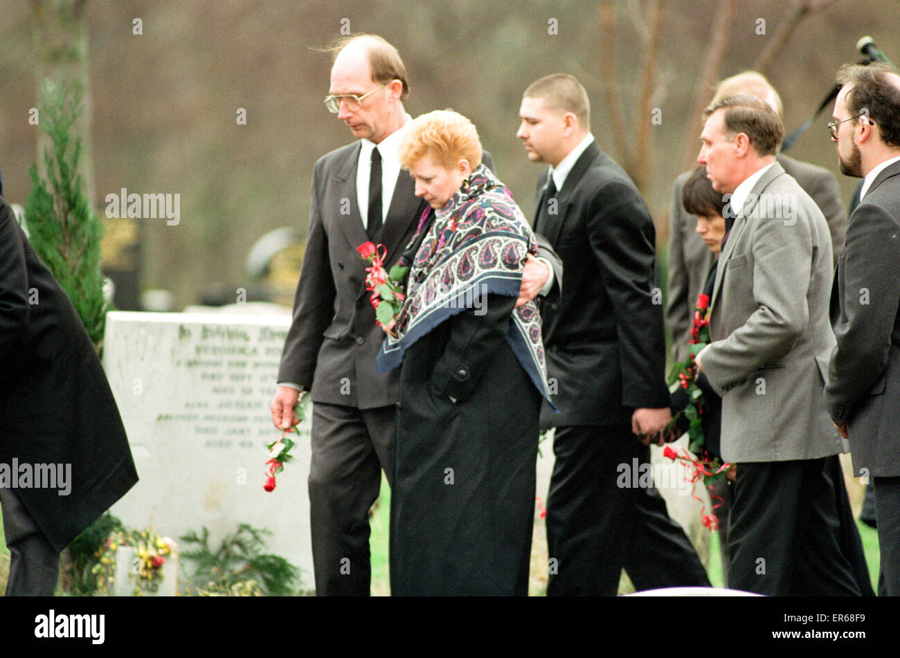Die Familie des ermordeten Teen Suzanne Capper kam heute bei ihrer Beerdigung. Es wurden mehr als 100 Trauergäste, darunter ihre Mutter Betty, Schwester Michelle und 4 Schritt-Brüder. 18. Januar 1993 Stockfoto