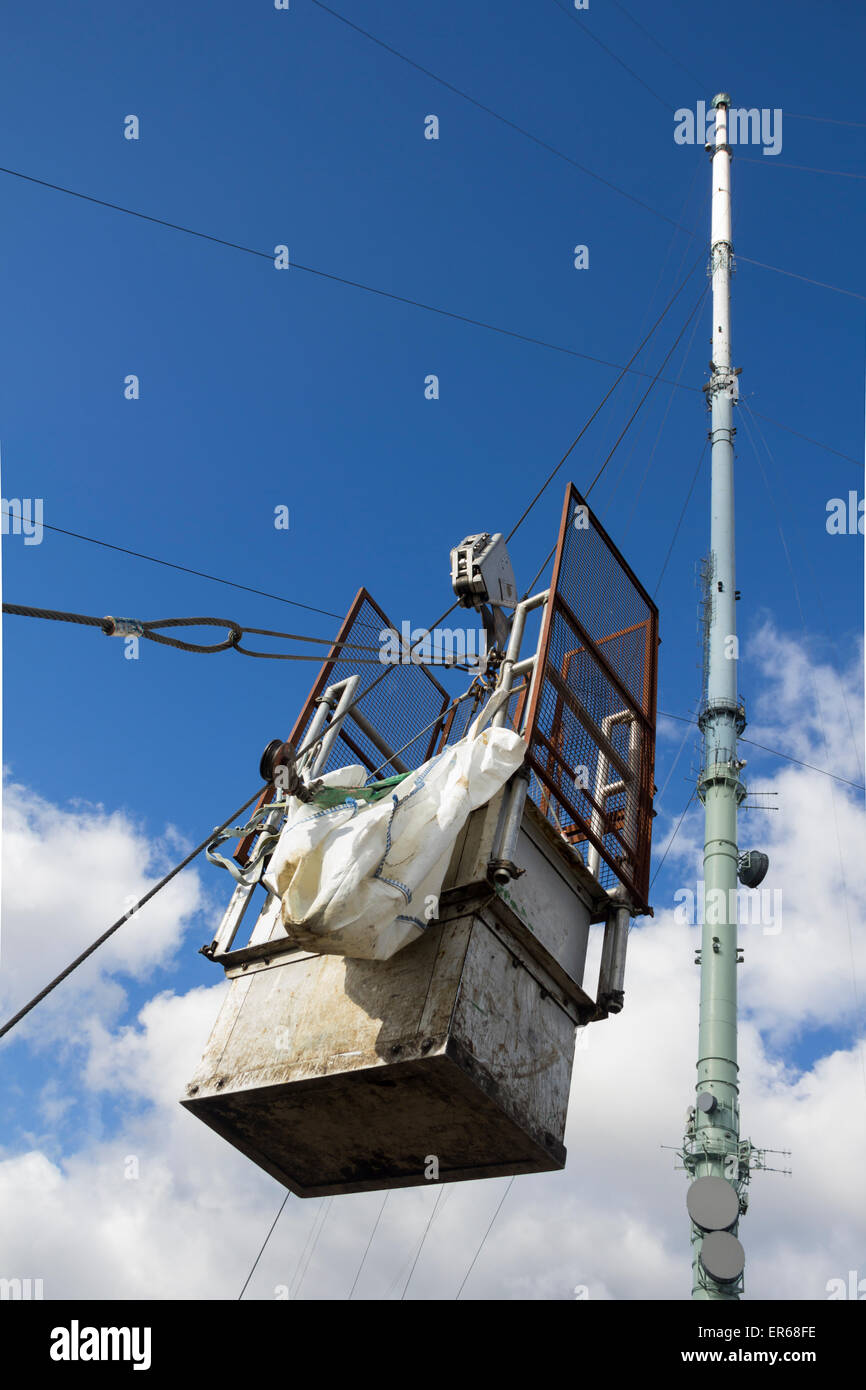 Wartung-Wiege auf Winter Hill TV Sender Mast, Bolton, Lancashire. Die Wiege wird verwendet, um hohe Reparaturen zu ermöglichen. Stockfoto