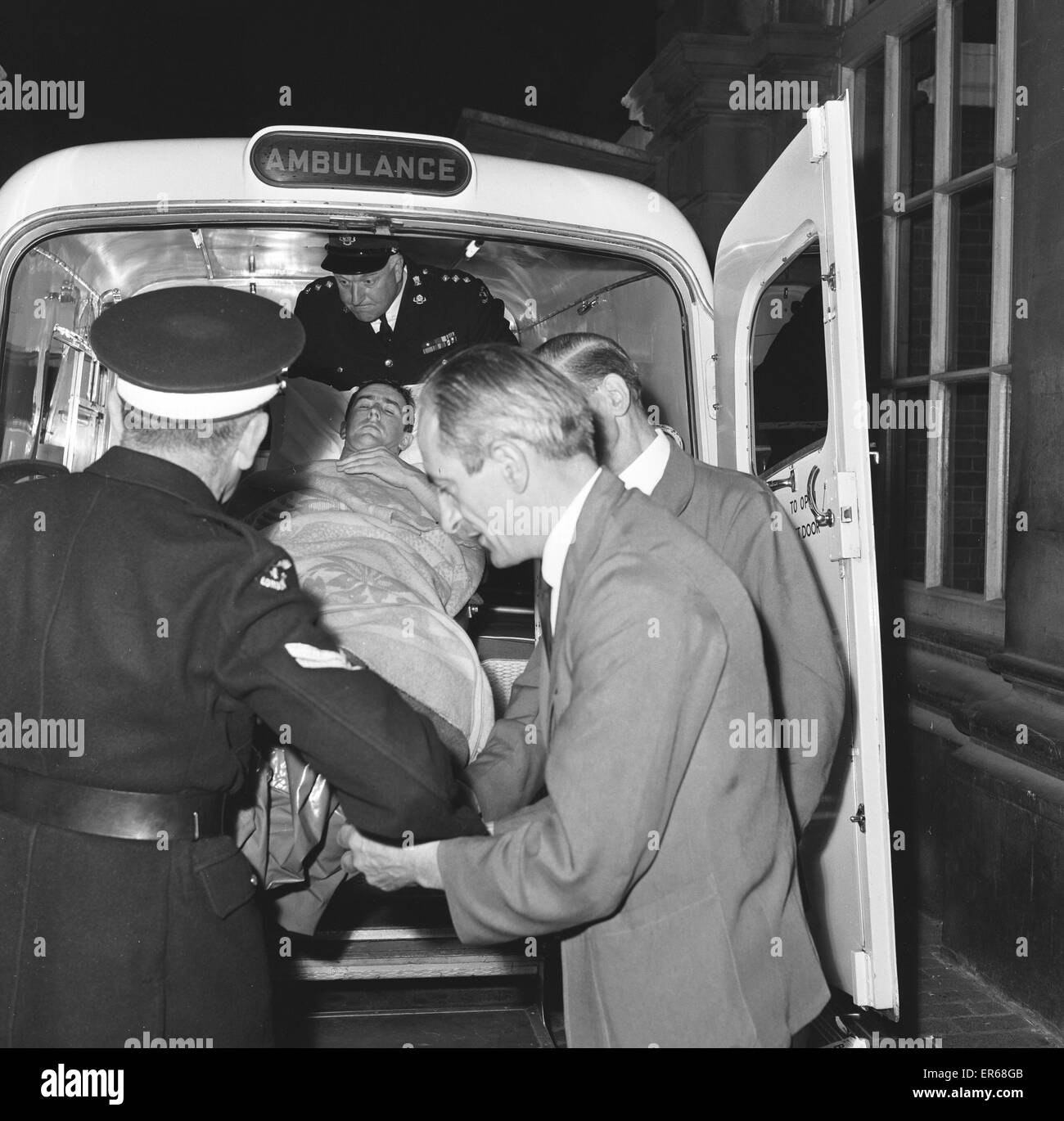 Jackie Stewart, Formula One Racing Motortreiber abgebildet vom Krankenwagen nach Ankunft am St. Thomas Hospital, Westminster, London, Sonntag, 12. Juni 1966 übertragen werden. Jackie Stewart war der einzige Fahrer verletzt in einer unglaublichen ersten Runde am B Stockfoto