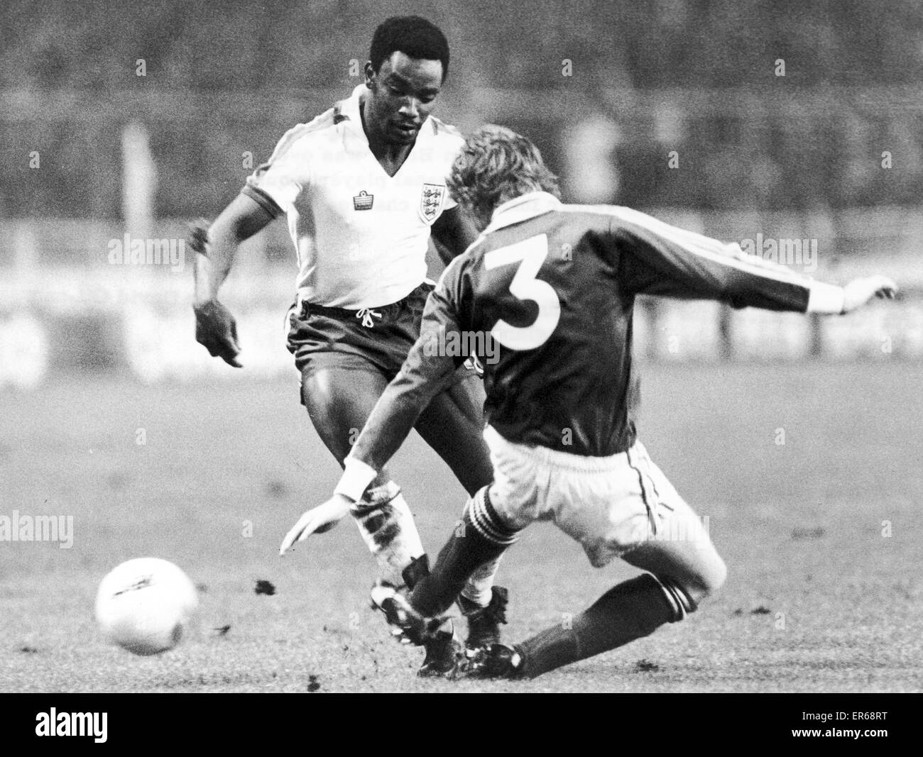 England 2-0 Republik Irland, EM-Qualifikationsspiel, Wembley Stadium, London, 6. Februar 1980. David O'Leary Arsenal geht hart an Laurie Cunningham von Real Madrid. Stockfoto