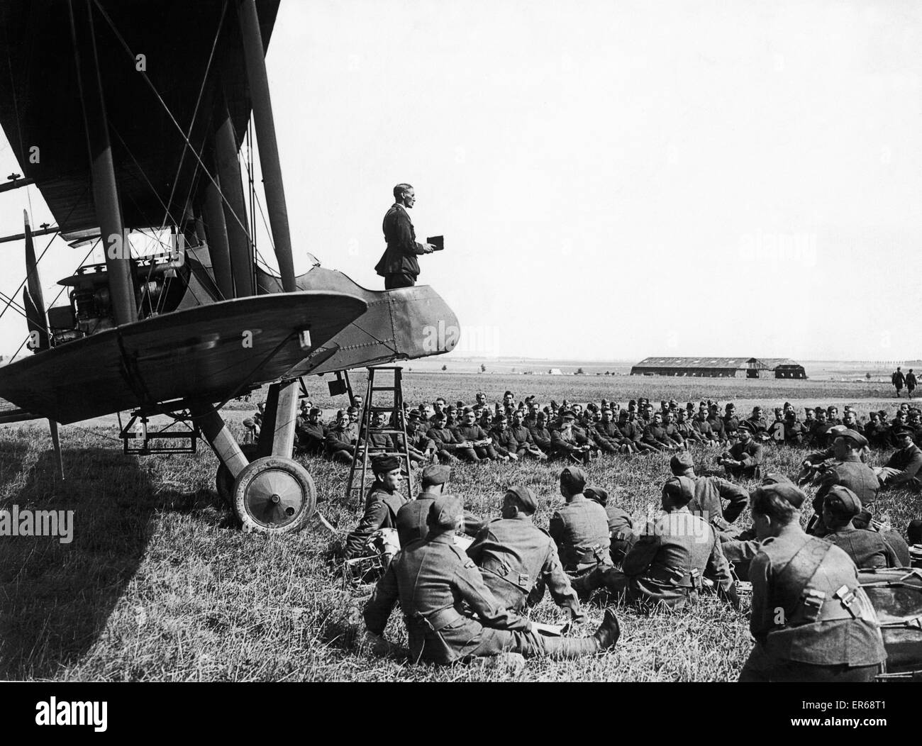 Ein RFC Padre gesehen hier mit der "Gunners" Position von einem F.E.2b als einer provisorischen Kanzel Sonntag Kirche Parade auf einem unbekannten Flugplatz in Frankreich direkt hinter der Front zu führen. Ca. 1916 Stockfoto