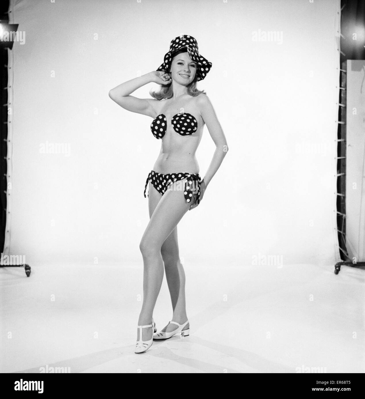 Kleidung: Mode: Bademode: Bikini und Hut Frau (Vyvyan Dunbar) gesehen, hier trägt passende gesichtet. 1966 B2138a-004 Stockfoto