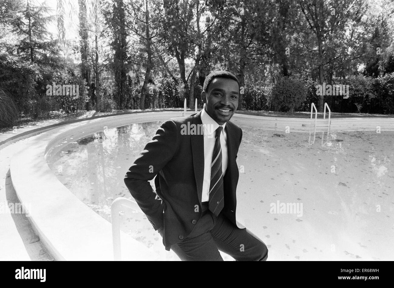 Laurie Cunningham posiert für die Kamera in der Nähe von Schwimmbad-Madrid-Spanien. 24. Oktober 1982 Stockfoto