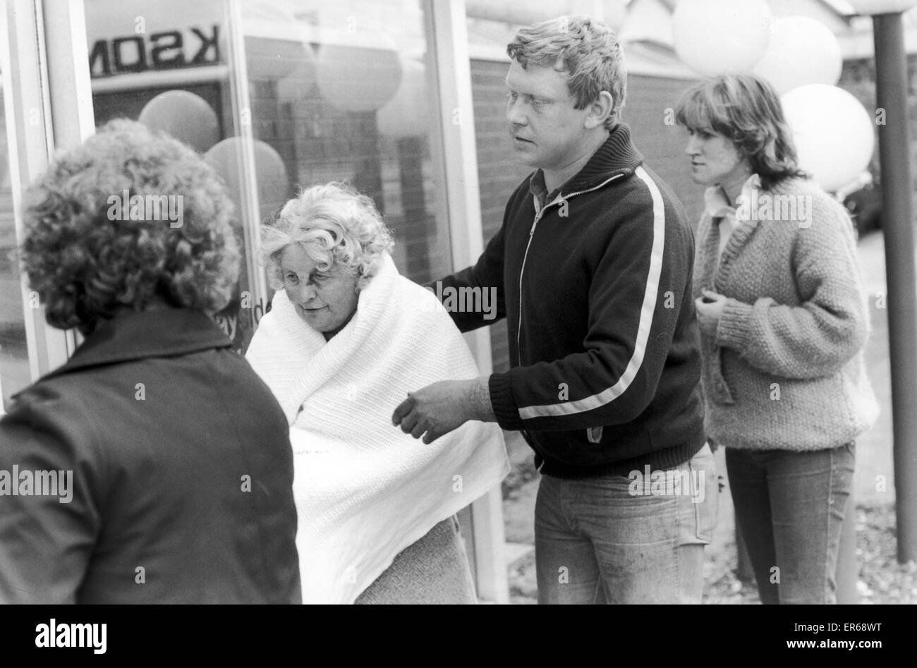 Perth-Eisenbahnunglück 4. März 1982. Fünfzig Menschen wurden verletzt in ein Zugunglück von 90 km/h. Glasgow, Aberdeen Express gepflügt in einen Traktor auf einer Kreuzung verlassen vor den Toren Perth. Sechs der sieben Waggons stürzten 30 Füße auf dem Boden einer steilen emba Stockfoto