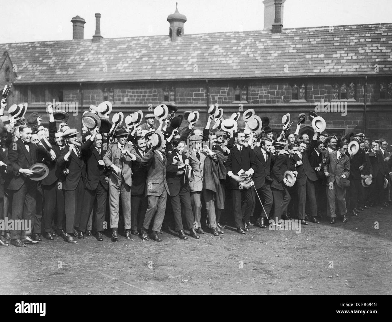 Public School Boys auf dem Gelände der Chatham Krankenhaus Manchester Jubel, als die erste von the walking verwundet sind aus Franve 28. September 1914 mitgebracht Stockfoto