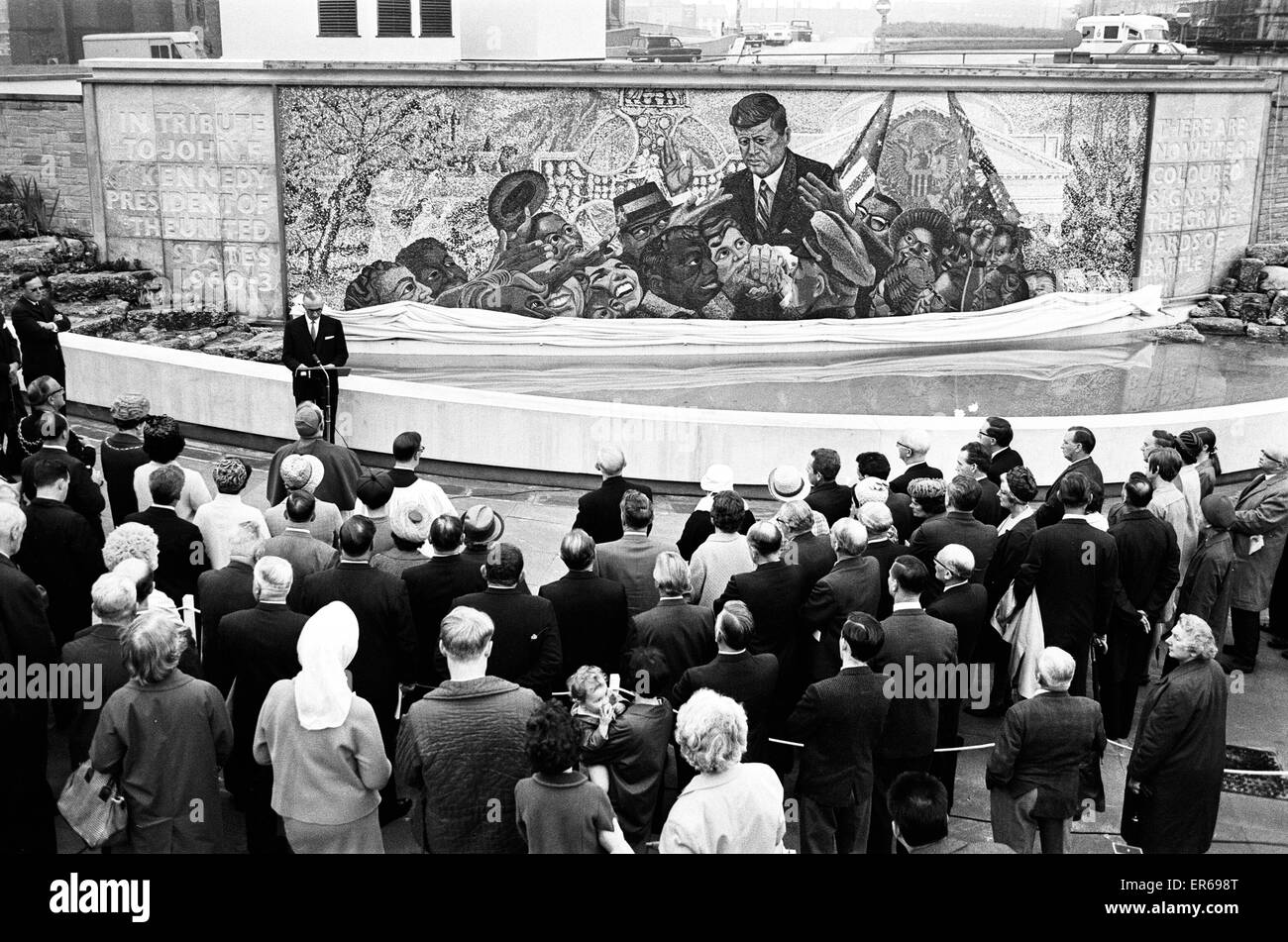 Enthüllung von Präsident Kennedy 160.000 Stück Denkmal Mosaik, gelegen in Kennedy Gärten, St Chad Zirkus, Birmingham. Designed by Kenneth Budd. Enthüllt 8. Juli 1968. Stockfoto