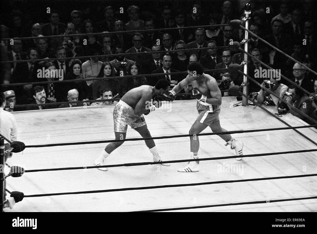 Der Kampf des Jahrhunderts (auch bekannt als The Fight) ist der Titel Boxen Schriftsteller und Historiker haben der Boxkampf zwischen Weltmeister Joe Frazier (26-0, 23 KOs) und Herausforderer Muhammad Ali (31-0, 25 KOs), gehalten am 8. März 1971, am Madison Square G Stockfoto