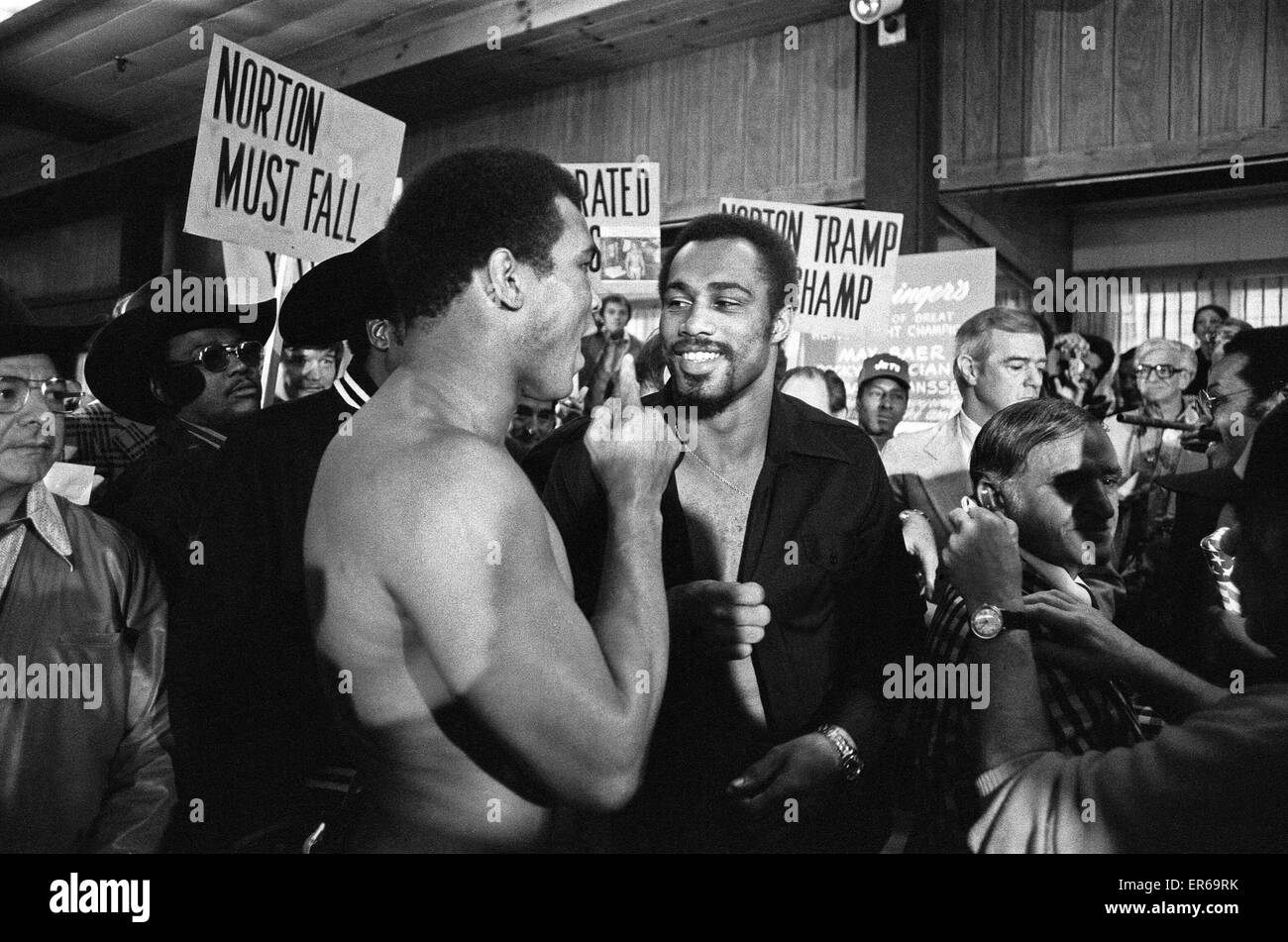 Muhammad Ali und seinem Gefolge versuchen, Ken Norton vor ihren dritten Kampf in New York eingereicht. 23. September 1976 Stockfoto