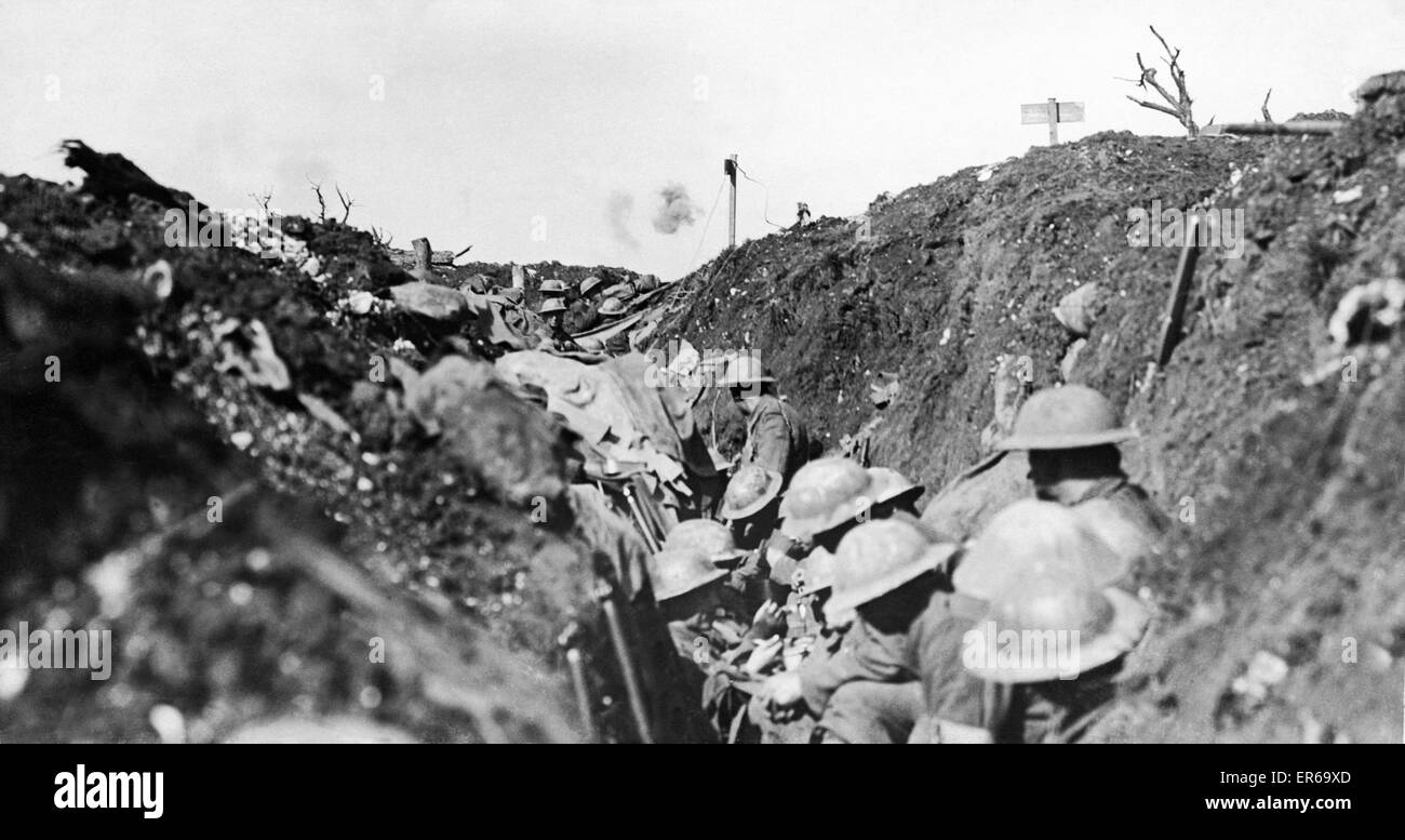 Schrapnells platzen über kanadische Truppen während der Schlacht von Flers Courcelette 15 - 22. September in einem Reservat Graben schützt. Ein Kampf in der Schlacht für die Somme. 20. September 1916 Stockfoto