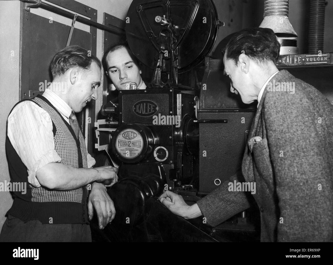 Projektor Zimmer, Classic Cinema Renfield Street, Glasgow, Schottland, 24. Juli 1964. Früher bekannt als Cranston Kino De Luxe.  Manager Charles Lochrie (rechts) Uhren Betreiber Check-Ausrüstung für die Eröffnung von Glasgows neue News Kino - die Stockfoto