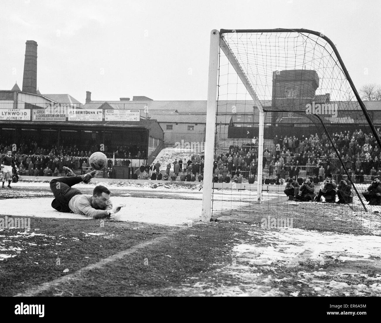 Rotherham United Torwart Ron Ironside blockt den fliegenden während der FA-Cup-Spiel gegen Watford. 20. Februar 1963. Stockfoto