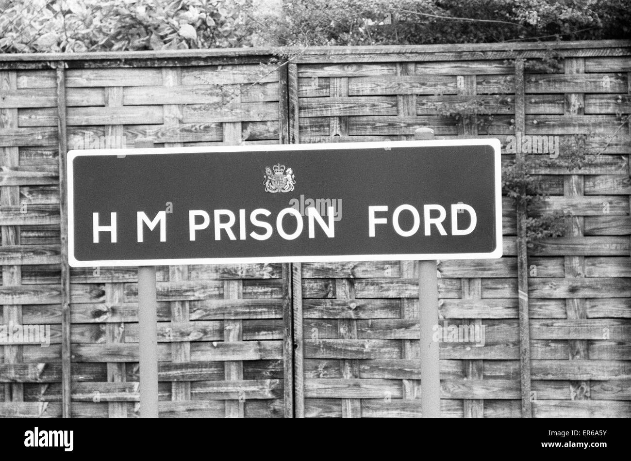 H M Gefängnis Ford, Zeichen. 1979. Kenneth Drury, ehemaliger Polizeichef fährt Ford Gefängnis unter freiem Himmel, Sussex, 3. September 1979. Im Juli 1977 wurde Drury fünf Grafen von Korruption überführt und für acht Jahre ins Gefängnis. Stockfoto