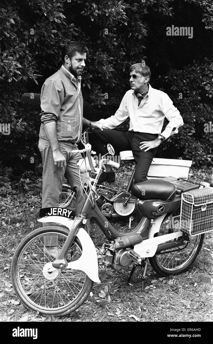 Regisseur Jerry Lewis mit Peter Lawford während vor Ort bei Eastnor Castle, Ledbury während Dreharbeiten zu "One More Time" Circa 1. August 1969 hier gesehen Stockfoto