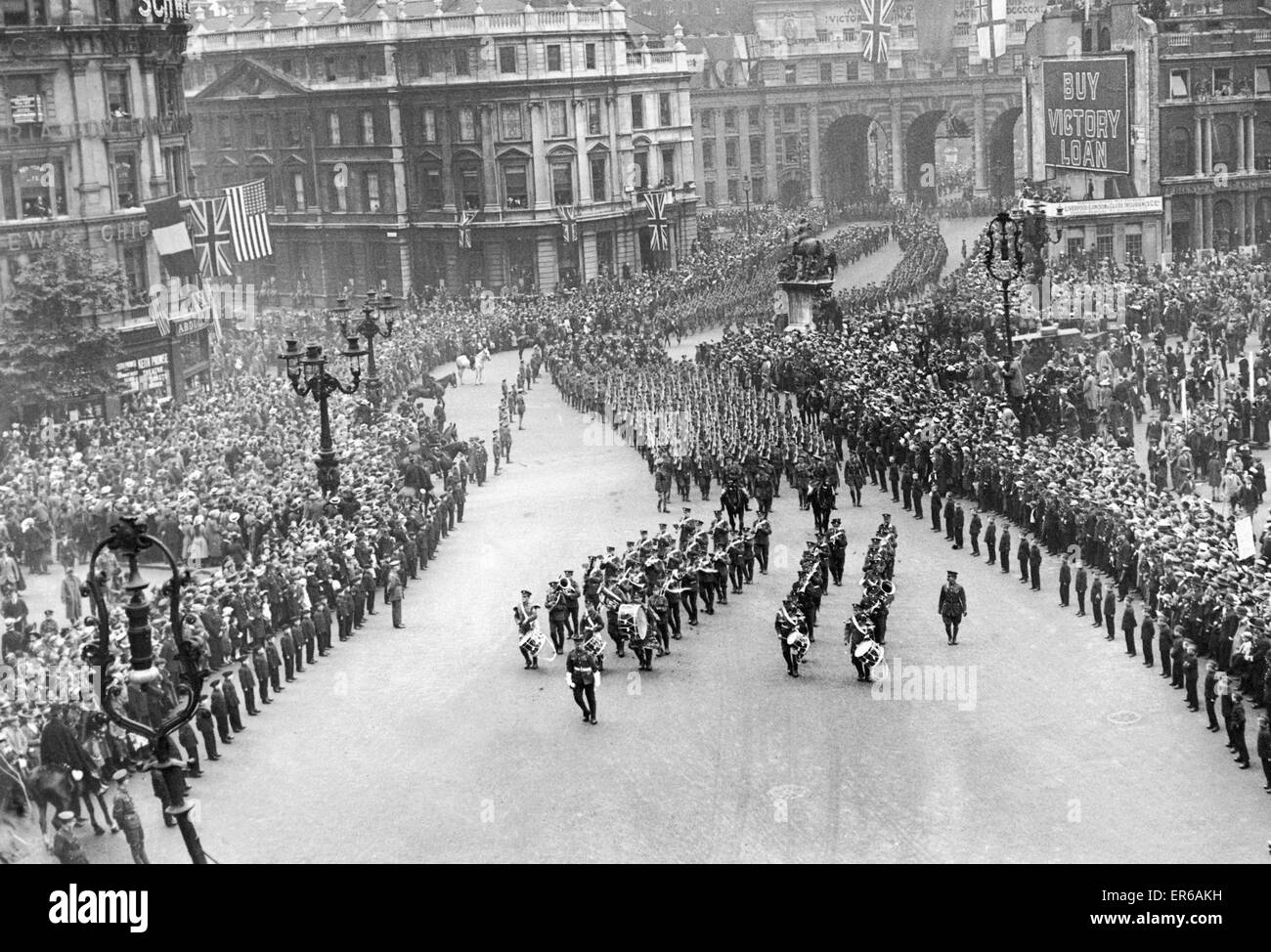 Britischen und alliierten Truppen gesehen hier März über den Trafalgar Square während der Siegesparade zum Ende des ersten Weltkrieges am 19. Juli 1919 feiern Stockfoto