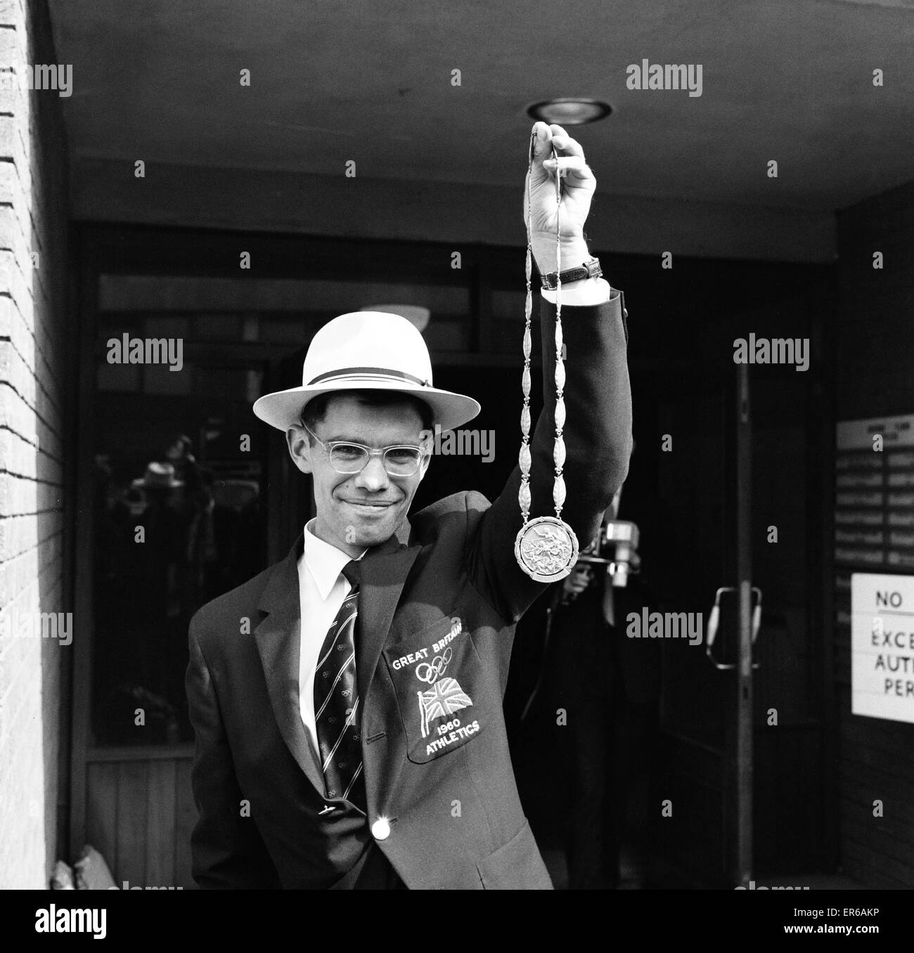 Don Thompson, britischer Leichtathlet, auf seiner Rückkehr von den Olympischen Spielen, 12. September 1960 abgebildet. Er war der einzige britische Mann gewinnt eine Goldmedaille bei den 1960 Olympischen Spielen in Rom, im 50 km gehen der Männer statt. Stockfoto