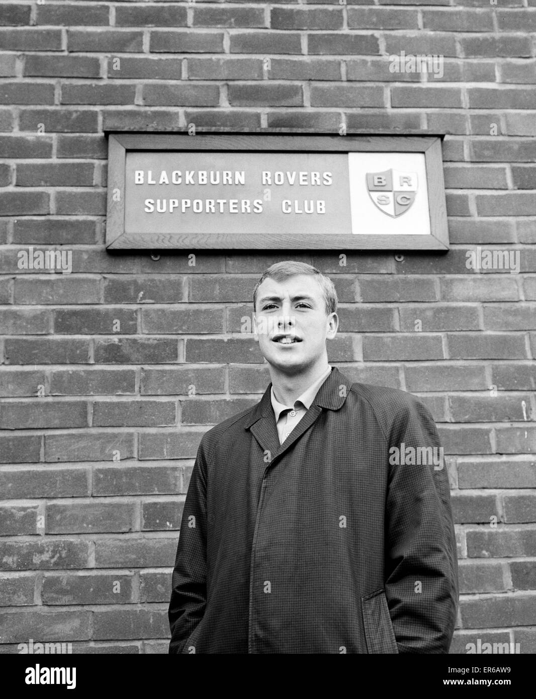 Blackburn Rovers nach vorne John Byrom abgebildet außen Rovers-Fanclub. Dezember 1964. Stockfoto