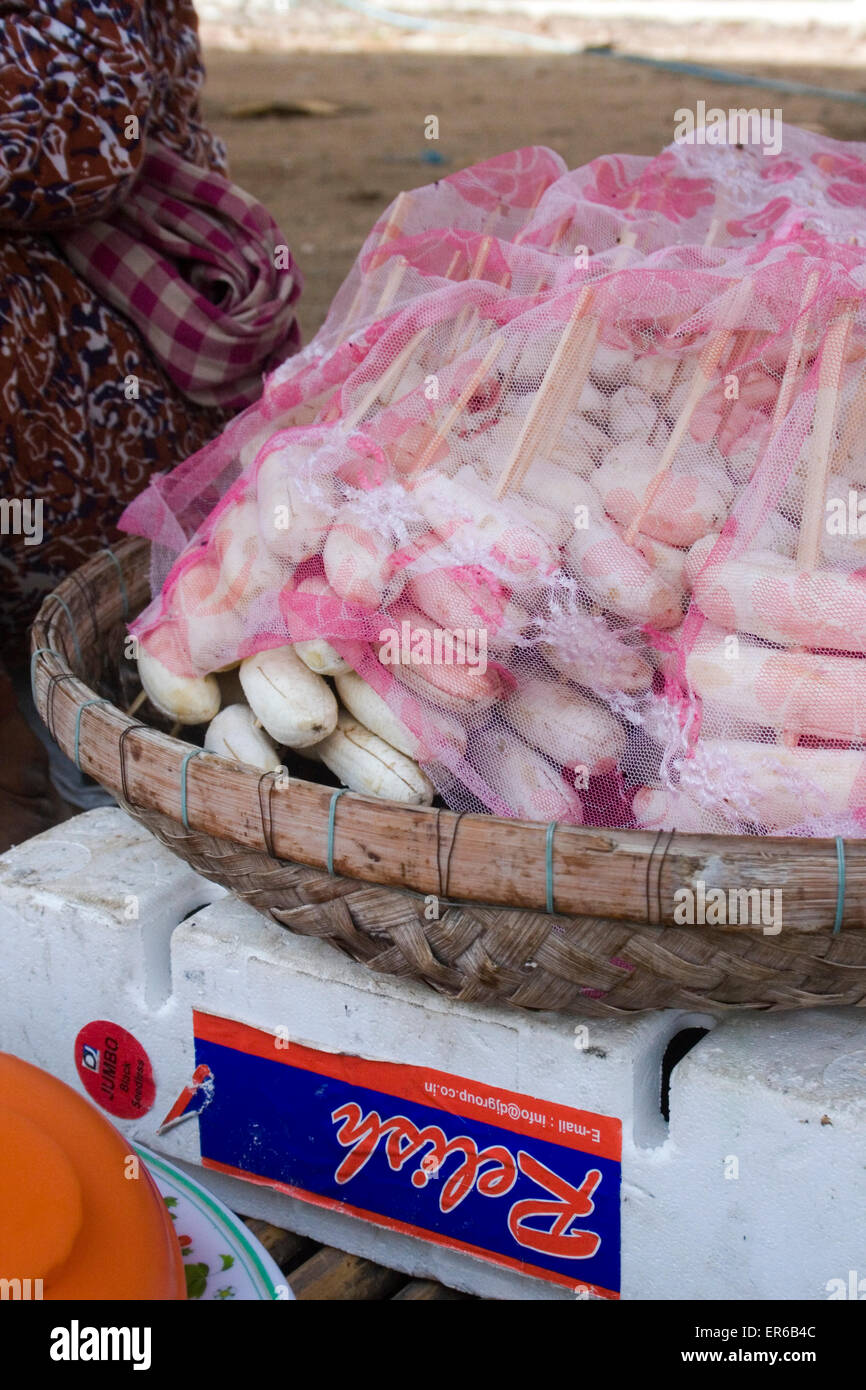 Bananen sind gebraten werden, dienen als Straße Nahrung in Kampong Cham, Kambodscha warten. Stockfoto