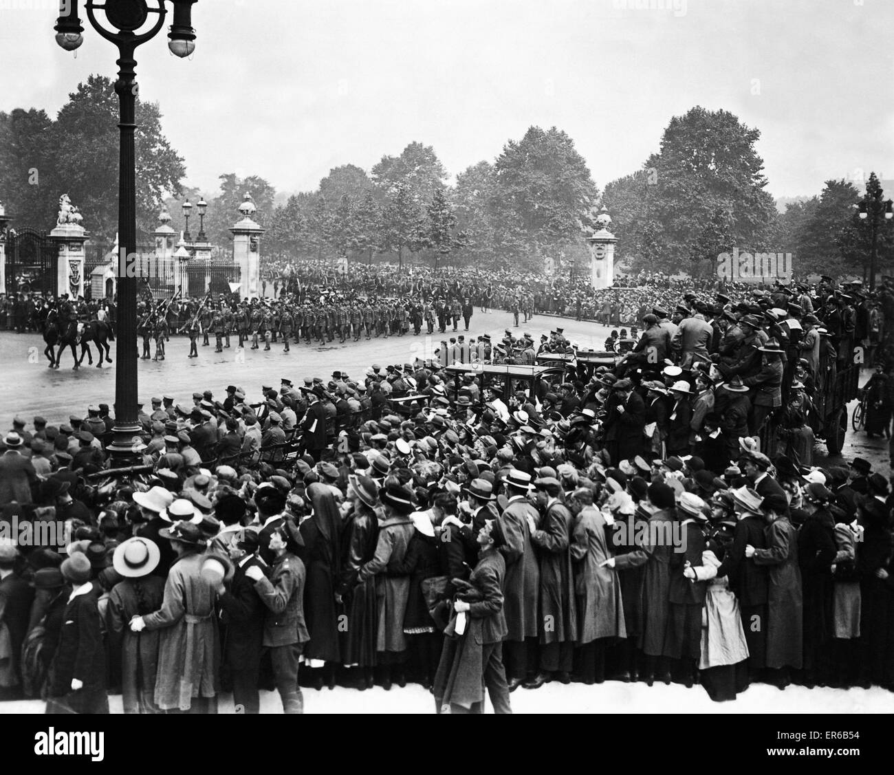 Britischen und alliierten Truppen gesehen hier März übergeben Buckingham Palast während der Siegesparade zum Ende des ersten Weltkrieges am 19. Juli 1919 feiern Stockfoto