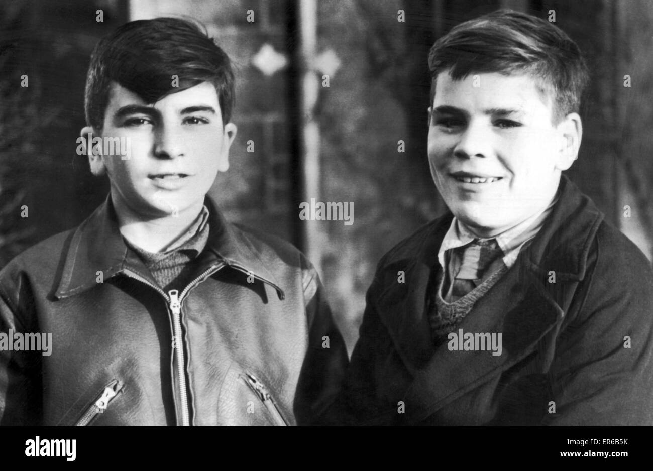 Schuljungen George Anderson (l) und Jimmie Crighton (r), im Alter von 13, von Arbroath High School, Angus, Schottland, 12. Januar 1950. Die Jungs haben von der Polizei, in Frage gestellt nachdem ihr Freund John Guthrie vor kurzem gestohlen haben, ein ¿10, 000 Fischen Yawl genannt Mädchen Jean Stockfoto