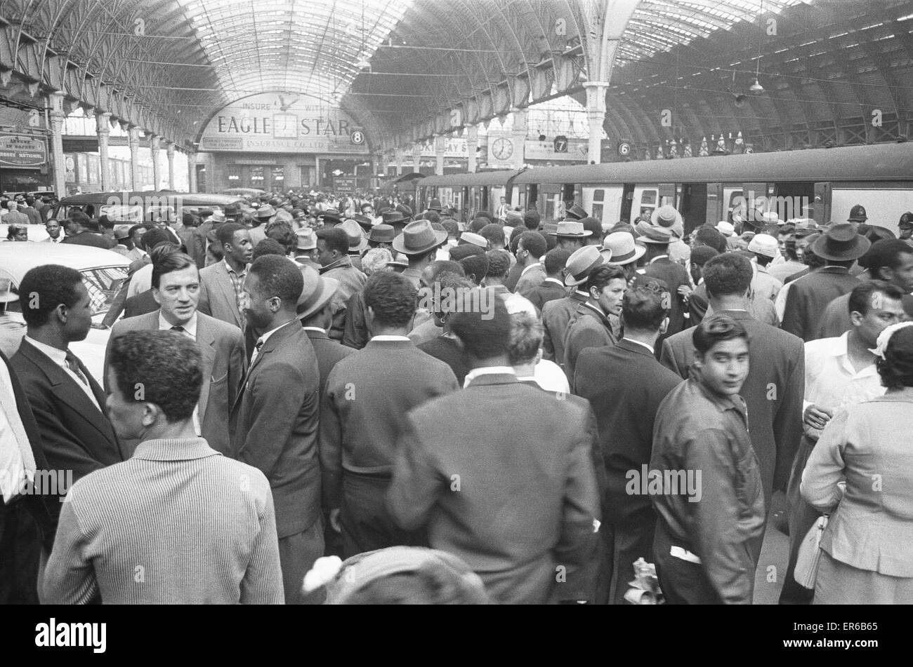 700 Westindischen Einwanderer kommen an der Paddington Station, London, nach ihrer Reise von Southampton Docks. 21. Juni 1959 Stockfoto